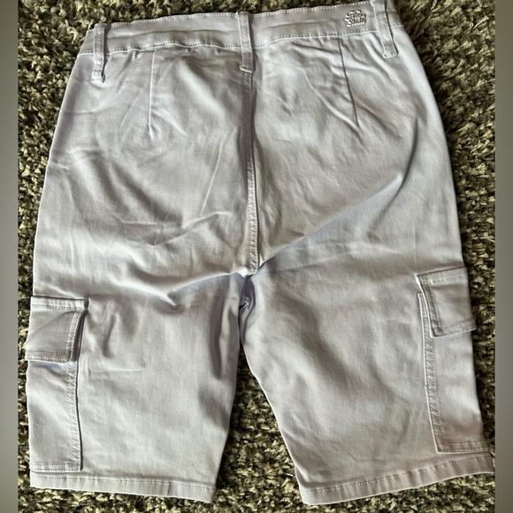 Woman’s size 7 White Bermuda shorts,NWT, 28” waist, stretch denim,L, cargo look - Picture 2 of 4